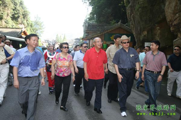 張家界市委書記胡伯?。ㄗ笠唬┡阃瑖顸h主席吳伯雄（正中）前往梯瑪神歌劇場